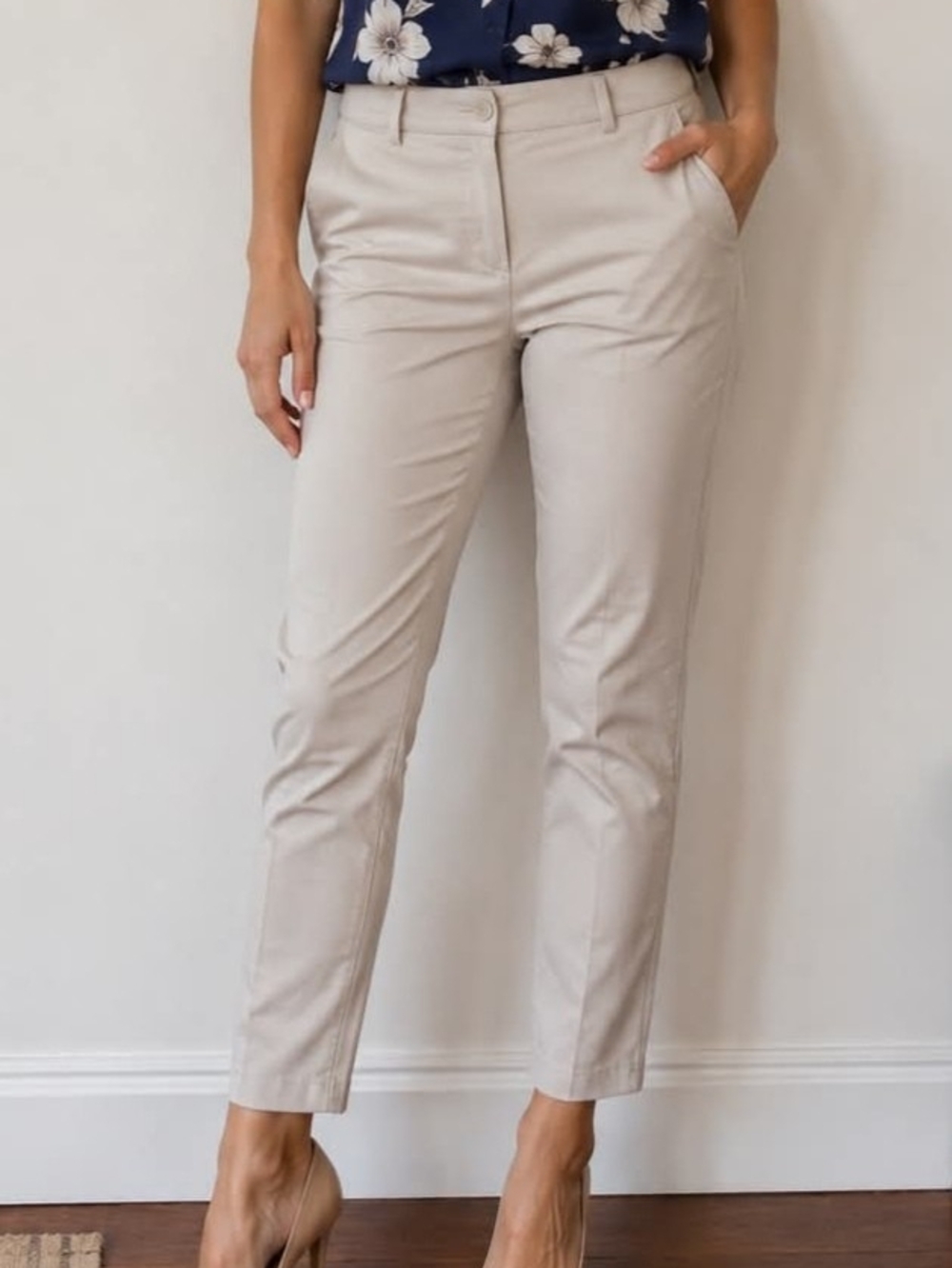 Women's Capri Pants in Light Beige size 14